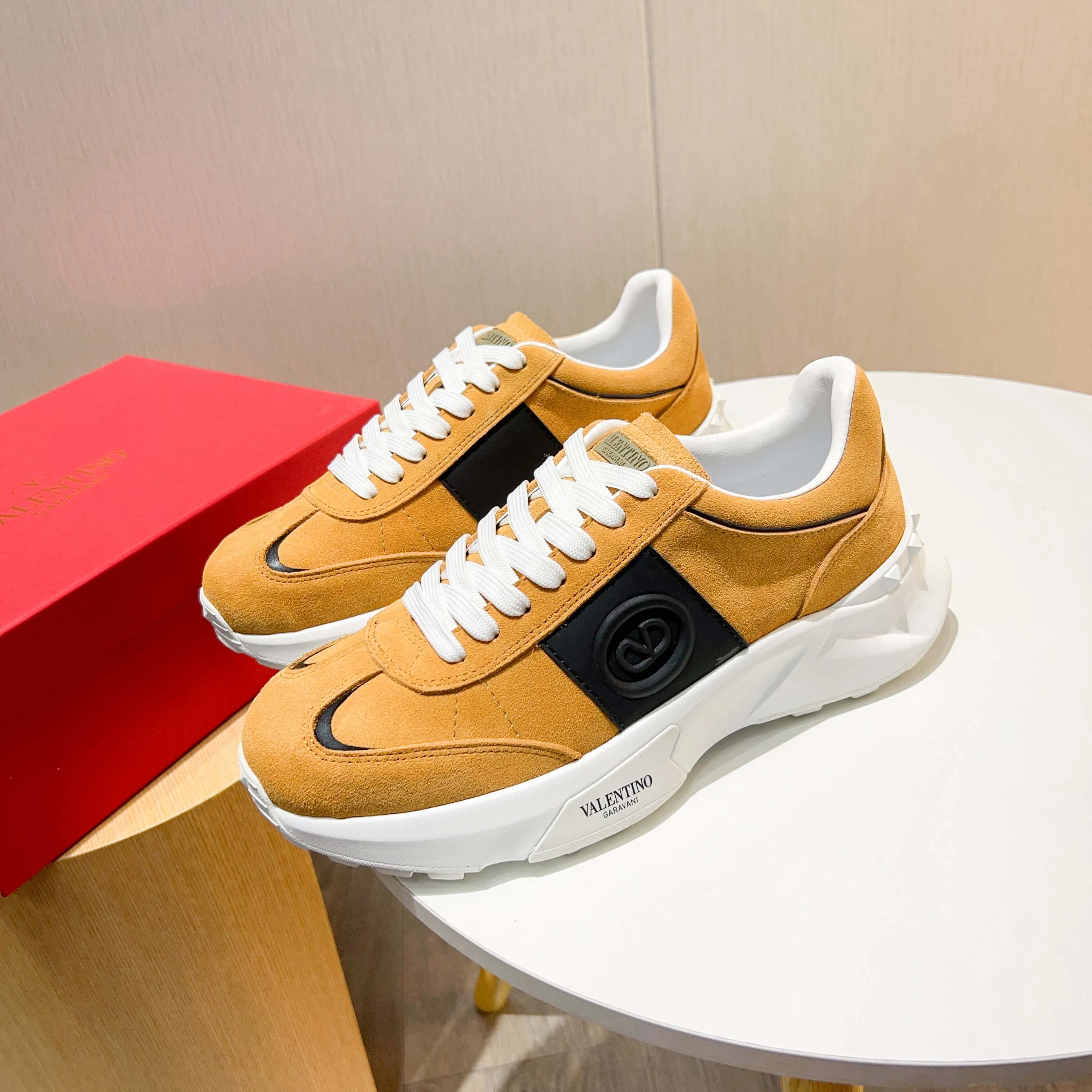 Ex-factory price: 520💰𝙑𝙖𝙡𝙚𝙣𝙩𝙞𝙣𝙤/Valentino𝙑𝙏 The latest official website main model in early autumn Classic continuation💯Making goods all year round🎁Wannian classic series sports and casual shoes💥, a must-have trendy item all year round🏆Many stars and Internet celebrities have performed it🔥 The original version is developed one to one, perfect last shape, VT iconic logo, logo printing on tongue and upper, original full set of packaging, full oil edge on the upper, T men's men's shoes💰u ultra-light combination outsole Comfortable on the feet, not squeezing the feet, fabric/first layer of cowhide. Lining/cow lining💕 Standard size: 38-44 (45 can be ordered)